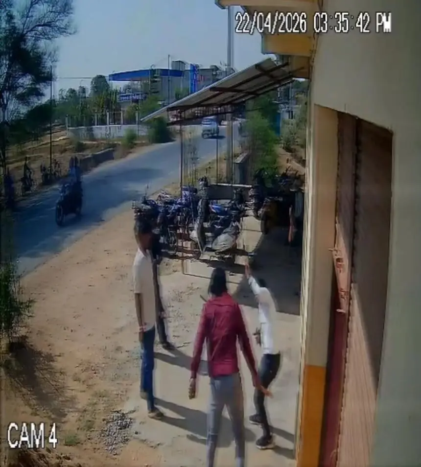 CRIME NEWS : पटवारी दफ्तर में घुसकर मारपीट, CCTV में कैद भू माफियाओं की दबंगई