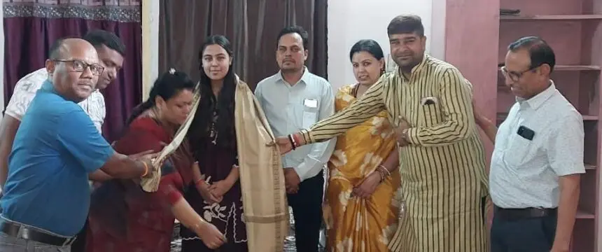 97.50% अंकों के साथ सौम्या साहू ने बनाई राज्य टॉप-10 में जगह, महिला मोर्चा अध्यक्ष रानी सौरभ जैन ने घर पहुंचकर किया सम्मान