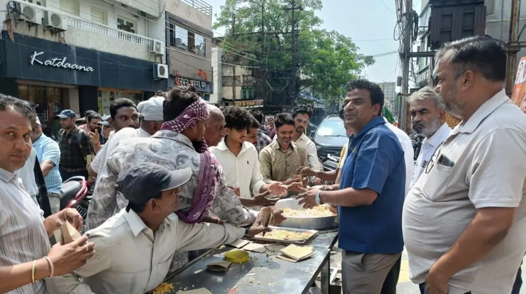 बिलासपुर में बंगाल चुनाव का जश्न: मोदी के अंदाज में बंटी झालमुड़ी, सराफा एसोसिएशन ने वाटर कूलर लगाकर पेश की नजीर