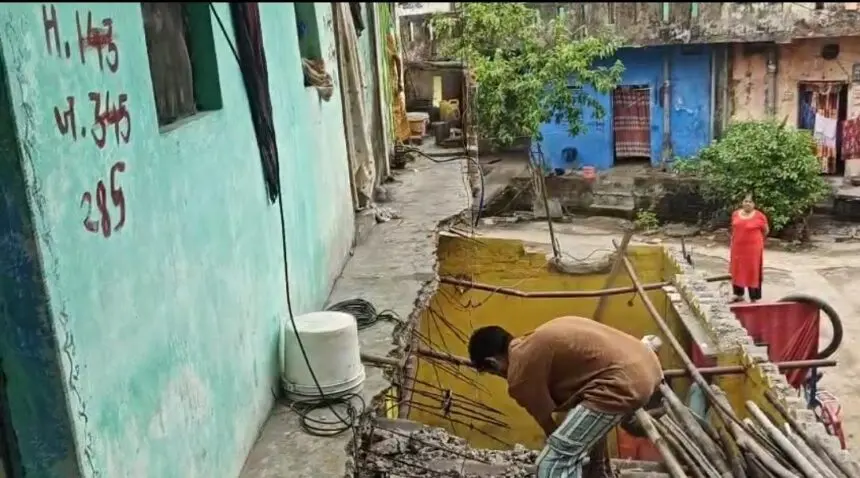 CG NEWS: बारिश ने खोली जर्जर अंबेडकर आवास की पोल, छज्जा गिरने से मची दहशत