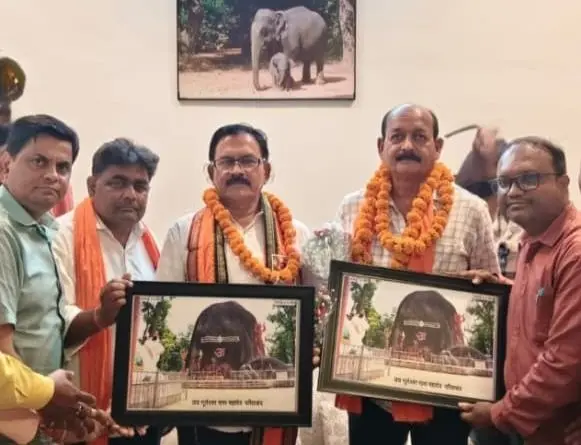 CG NEWS:  सहकारिता को नई रफ्तार देने गरियाबंद पहुंचे निरंजन सिन्हा और अभिनेष कश्यप, किसानों के लिए आसान बैंकिंग सुविधा पर दिया जोर
