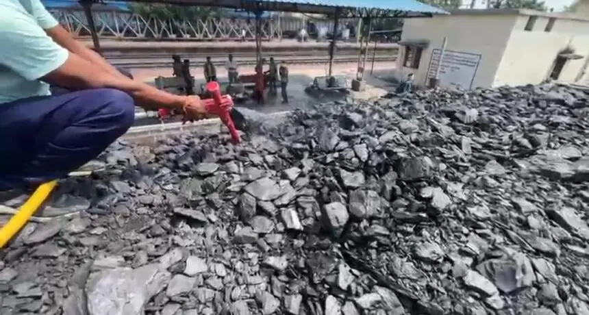 CG NEWS: ​भीषण गर्मी का सितम: बिलासपुर आ रही मालगाड़ी के वैगन में लगी आग, दमकल विभाग ने संभाला मोर्चा