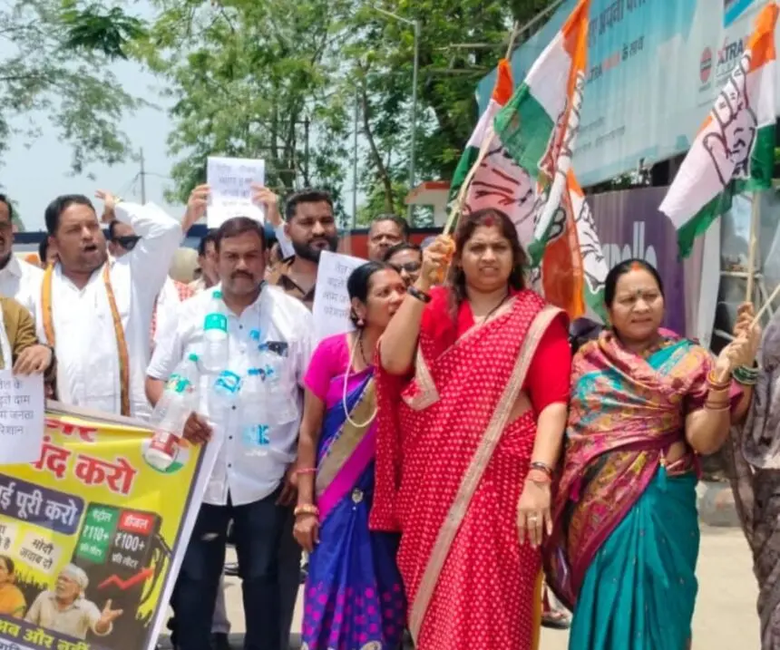 महंगाई के खिलाफ कांग्रेस का हल्लाबोल, पेट्रोल पंप पर गूंजे सरकार विरोधी नारे,गले में खाली बोतलों की माला पहन शहर अध्यक्ष सोनवानी ने खोला मोर्चा,कहा – पेट्रोल-डीजल की बढ़ती कीमतों से जनता परेशान