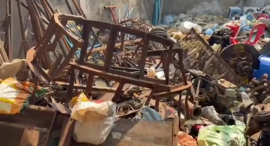 CG NEWS: अवैध कबाड़ कारोबार पर बड़ी कार्रवाई, लाखों का कबाड़ी जब्त