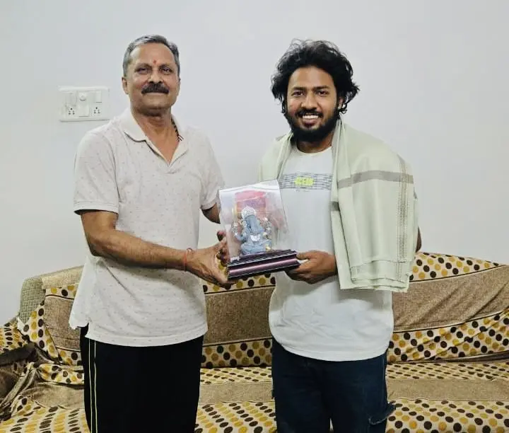 छोटे शहर से बड़े सपनों तक: गरियाबंद के ‘बॉबी’ ने OTT की दुनिया में बनाई पहचान, पूर्व विधायक संतोष उपाध्याय ने किया सम्मानित
