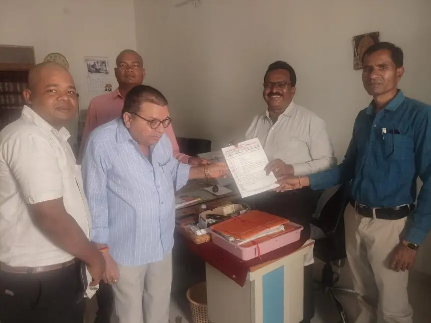 CG NEWS : राजस्व अधिकारी प्रकरण पर गरमाई सियासत: कार्रवाई की मांग को लेकर पटवारी संघ ने सौंपा ज्ञापन, चेतावनी – न्याय नहीं मिला तो आंदोलन का ऐलान