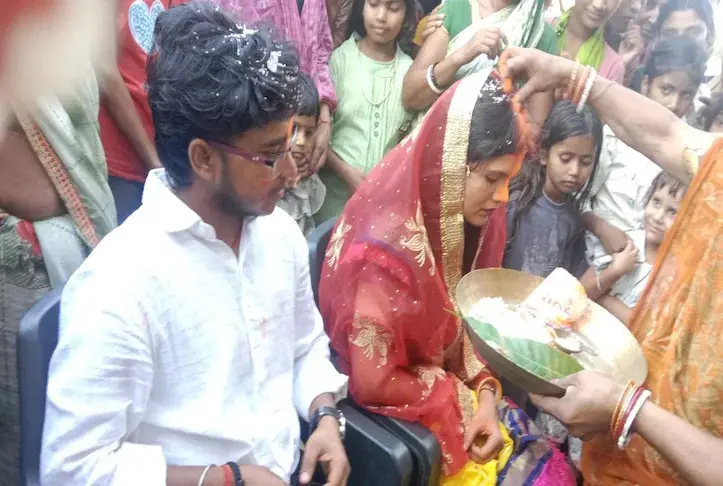 दो लड़कियों ने की शादी, एक बनी दूल्हा, दूसरी दुल्हन, प्यार के लिए बदला जेंडर