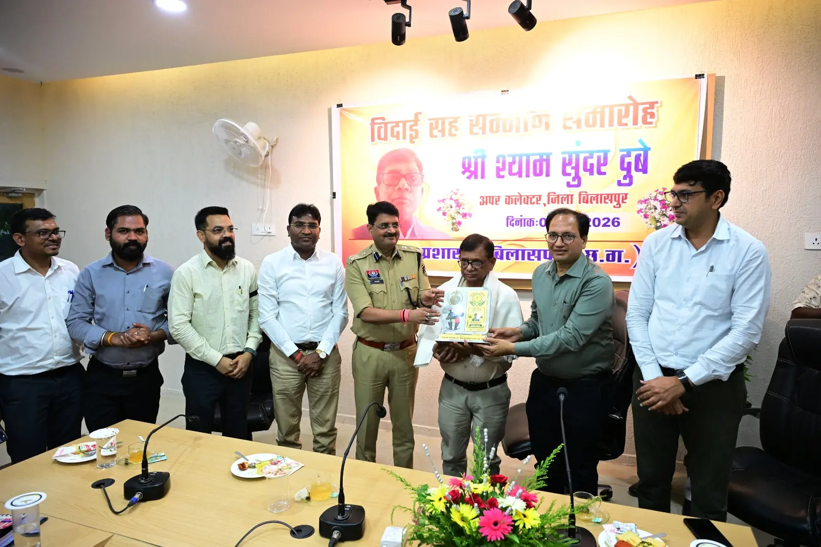 कुर्सी से रिटायर हुआ हूं जनसेवा से नहीं 30 साल की बेदाग सेवा के बाद एस एस दुबे को कलेक्ट्रेट में दी गई भावुक विदाई