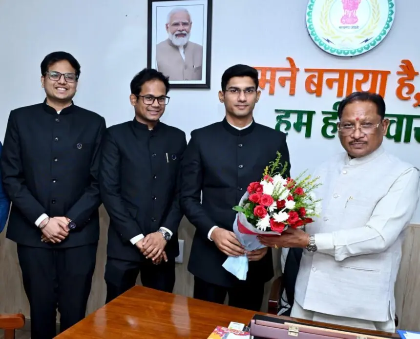 CG NEWS : मुख्यमंत्री साय से प्रशिक्षु आईएएस अधिकारियों ने की मुलाकात, सीएम बोले – संवेदनशीलता, निष्पक्षता और समर्पण के साथ अपने दायित्वों का करें निर्वहन