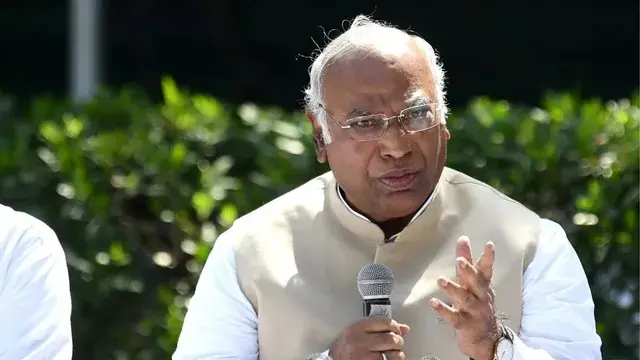 Kharge Controversy: PM मोदी पर टिप्पणी को लेकर बढ़ा विवाद, खड़गे के खिलाफ BJP सांसदों ने दिया विशेषाधिकार हनन नोटिस
