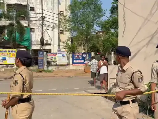 CG NEWS: सेंट पॉल स्कूल परिसर में चला बुलडोजर, सामुदायिक भवन के नाम पर कथित चर्च निर्माण पर प्रशासन की कार्रवाई, इलाके में भारी पुलिस बल तैनात