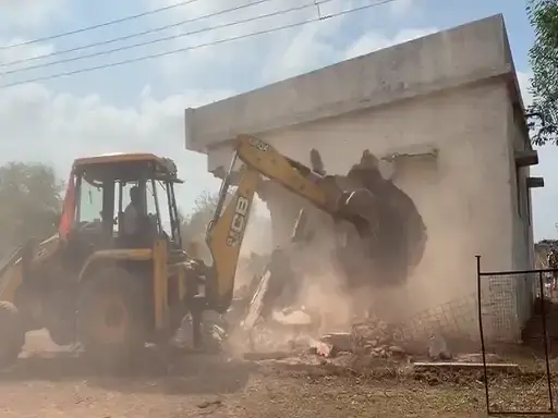 CG VIDEO : नकटी गांव में बुलडोजर कार्रवाई जारी, आक्रोशित ग्रामीणों ने पुलिस पर किया पथराव, इलाके में तनाव