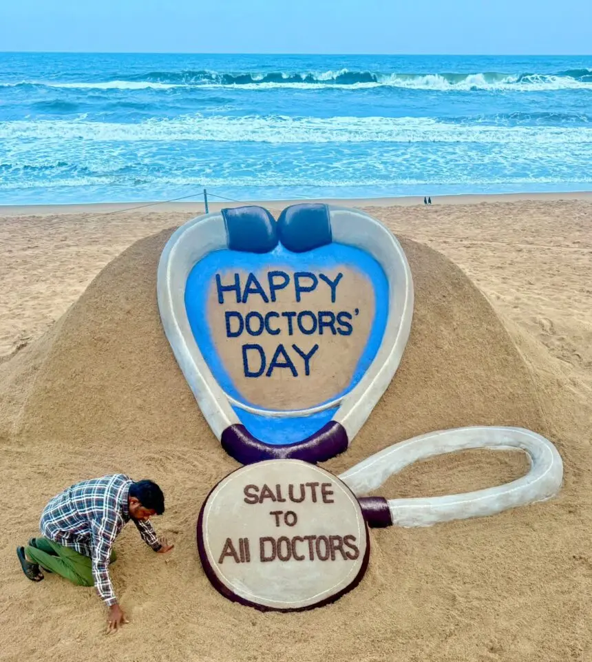 National Doctors’ Day: पुरी बीच पर सुदर्शन पटनायक की अनोखी सैंड आर्ट, डॉक्टरों की निस्वार्थ सेवा को किया नमन