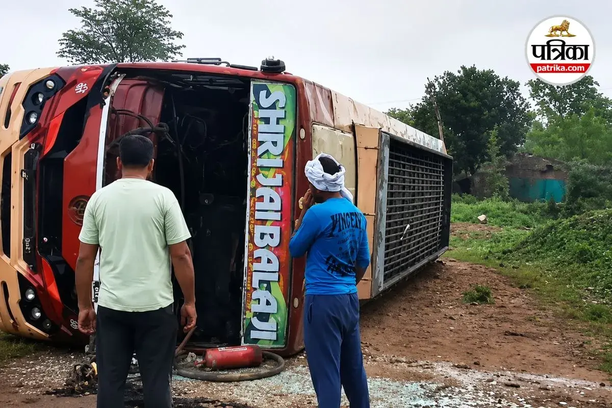 CG ACCIDENT: तेज रफ्तार बनी हादसे की वजह, अनियंत्रित होकर पलटी बस, 10 से अधिक लोग घायल