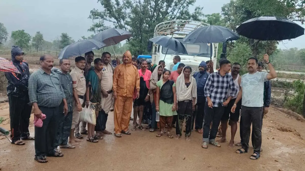 CG NEWS : बगनई नदी में फंसे 14 मजदूरों का सफल रेस्क्यू, रातभर पेड़ पर बिताई रात, सुबह सुरक्षित निकाले गए