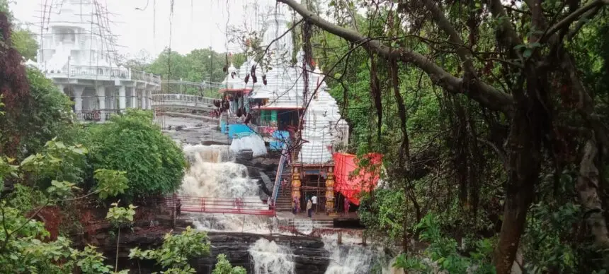 CG VIDEO : झमाझम बारिश से जतमई का वाटरफॉल हुआ गुलजार, सैलानियों की लग रही भीड़