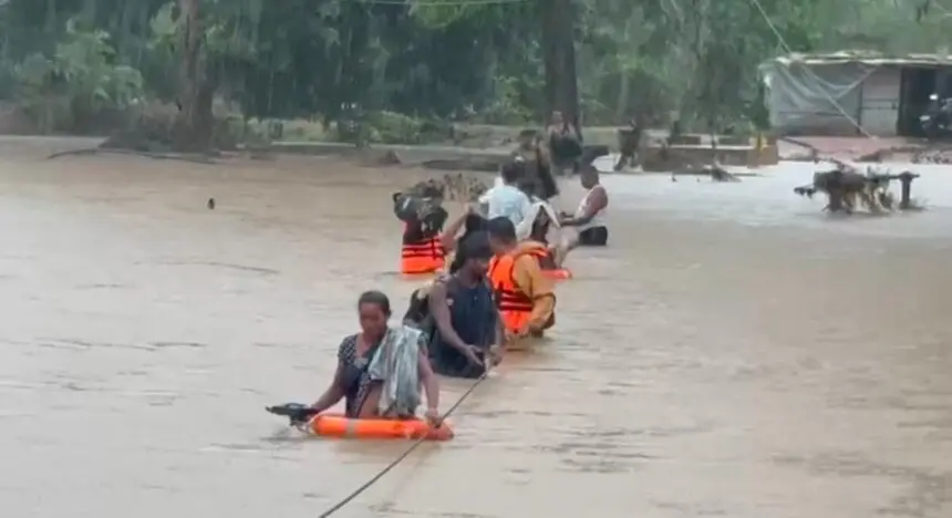 CG NEWS : महासमुंद में बारिश बनी आफत, उफनते पानी से 14 मजदूरों को सुरक्षित निकाला गया, कई गांवों का संपर्क कटा
