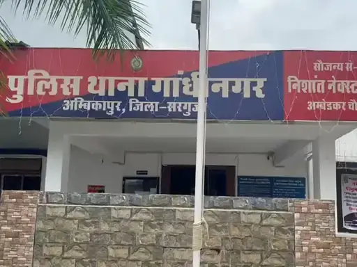 CG NEWS : 30 लाख की धोखाधड़ी के आरोप में आरक्षक और पत्नी पर FIR, जमीन और PWD भुगतान के नाम पर महिला से की ठगी