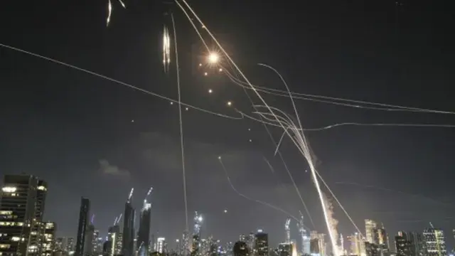 Missile Alert: पश्चिम एशिया में बढ़ा तनाव, अमेरिका का ईरान पर फिर हवाई हमला, देशों में मिसाइल अलर्ट