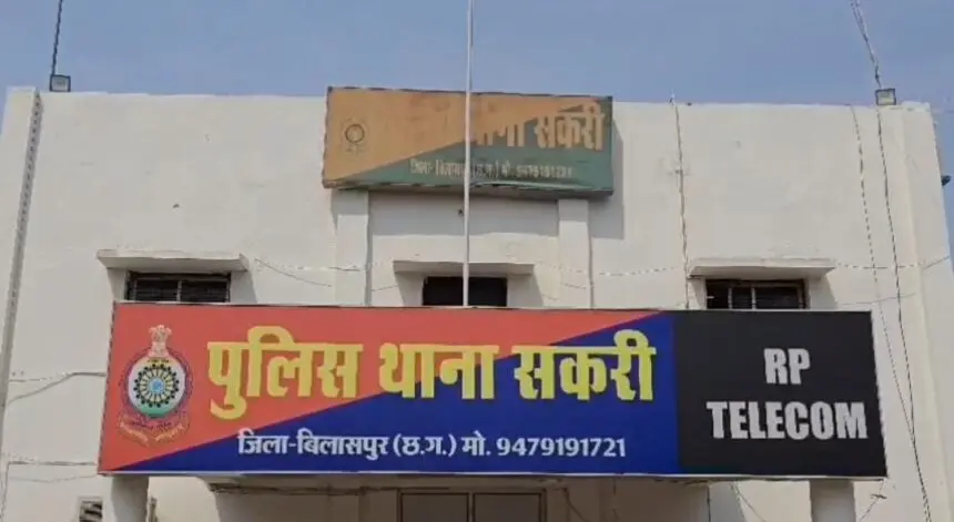 CG CRIME NEWS: शराब के नशे में बेटे का पिता पर कुल्हाड़ी से जानलेवा हमला, लहूलुहान हालत में भागकर बचाई जान