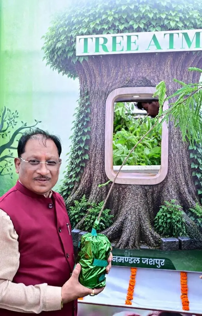 मुख्यमंत्री श्री विष्णुदेव साय ने ट्री एटीएम को हरी झंडी दिखाकर किया रवाना*