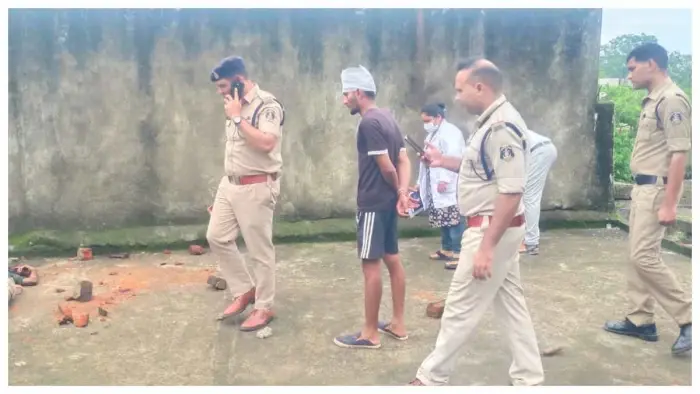 CG CRIME NEWS: युवक की निर्मम हत्या, गाली-गलौज से शुरू हुआ विवाद बना जानलेवा, छत पर चढ़कर ईंट-हंसिये से किया हमला, दो आरोपी गिरफ्तार