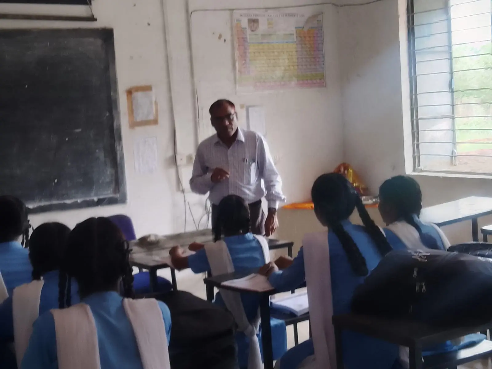 शिक्षा व्यवस्था सुधारने एक्शन मोड में संयुक्त संचालक: स्कूलों का औचक निरीक्षण, गायब शिक्षकों का कटेगा वेतन, बीईओ को भी थमाया नोटिस