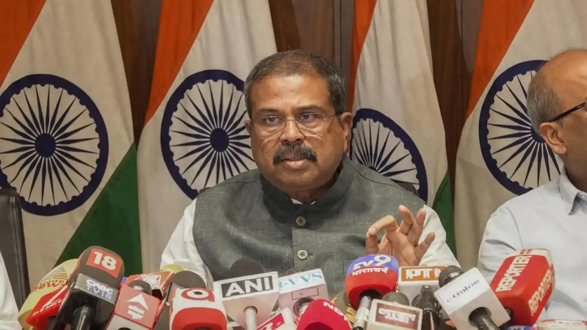 BIG BREAKING : केंद्रीय शिक्षा मंत्री धर्मेंद्र प्रधान ने दिया इस्तीफा, सोशल मीडिया में छात्रों को लेकर दिया यह संदेश