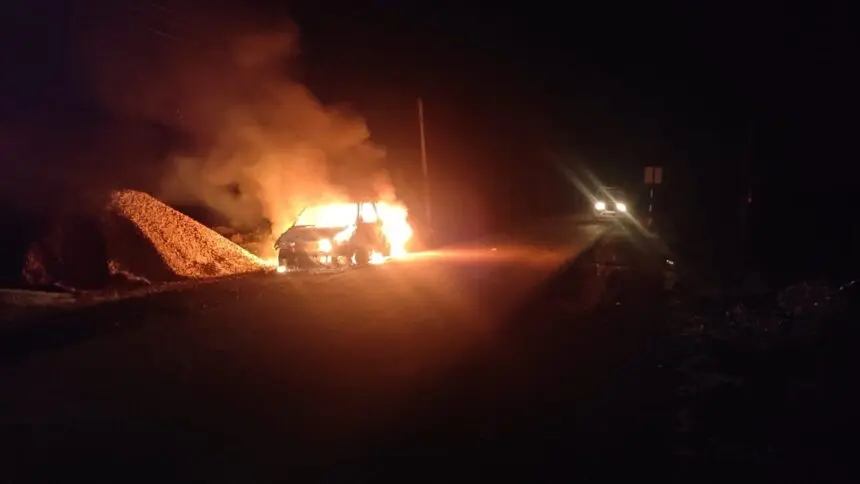 CG NEWS: चलती डिजायर कार में लगी आग, चालक समेत दो ने कूदकर बचाई जान; वाहन जलकर राख