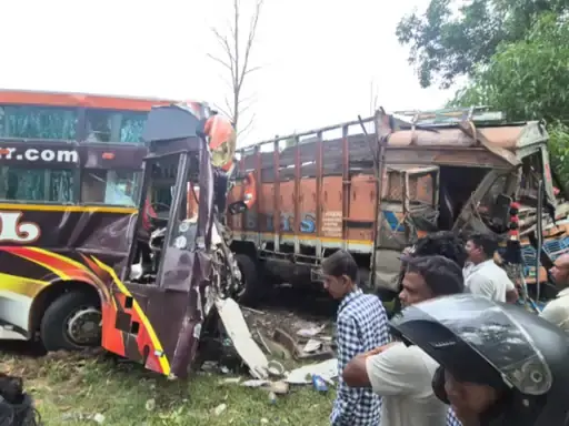 CG BREAKING : NH-30 पर भीषण सड़क हादसा: रॉयल बस और ट्रक की आमने-सामने टक्कर, 12 से अधिक यात्री घायल, मची चीख पुकार