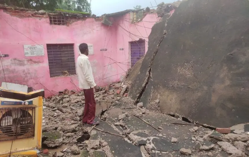 CG NEWS : जर्जर पंचायत भवन भरभराकर गिरा, बाल-बाल बचे सरपंच-सचिव, मलबे में दबा सरकारी रिकॉर्ड