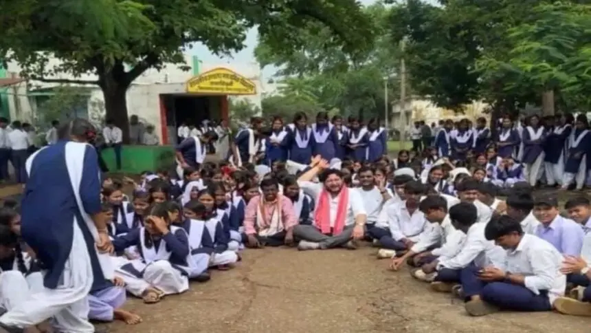CG NEWS: शिक्षकों की कमी से नाराज छात्रों ने स्कूल में जड़ा ताला, परिजनों के साथ किया जोरदार प्रदर्शन