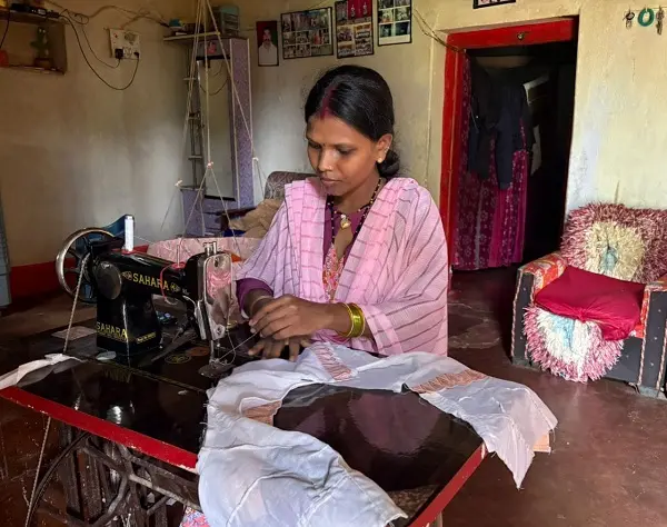 महतारी वंदन योजना से मिली आर्थिक संबल की ताकत, बचत से खरीदी सिलाई मशीन
