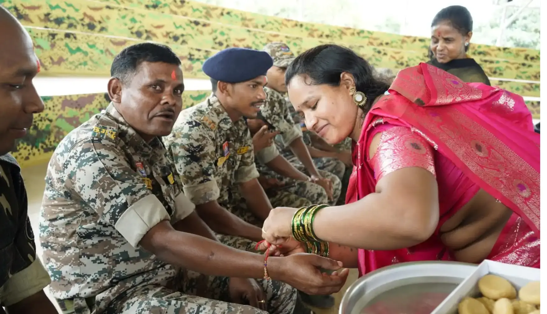 बंदूक की राह छोड़ राखी की डोर से जुड़ा रिश्ता, DRG जवानों को आत्मसमर्पित बहनों ने बांधी राखी