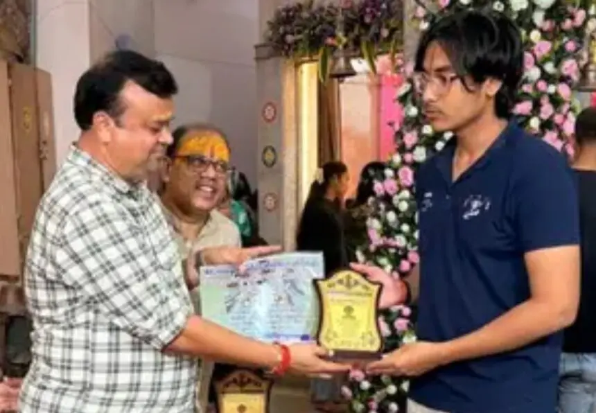 CG NEWS: जन्माष्टमी पर मेधावी छात्रों का सम्मान, राधा-कृष्ण मंदिर में हुआ  सम्मान  समारोह