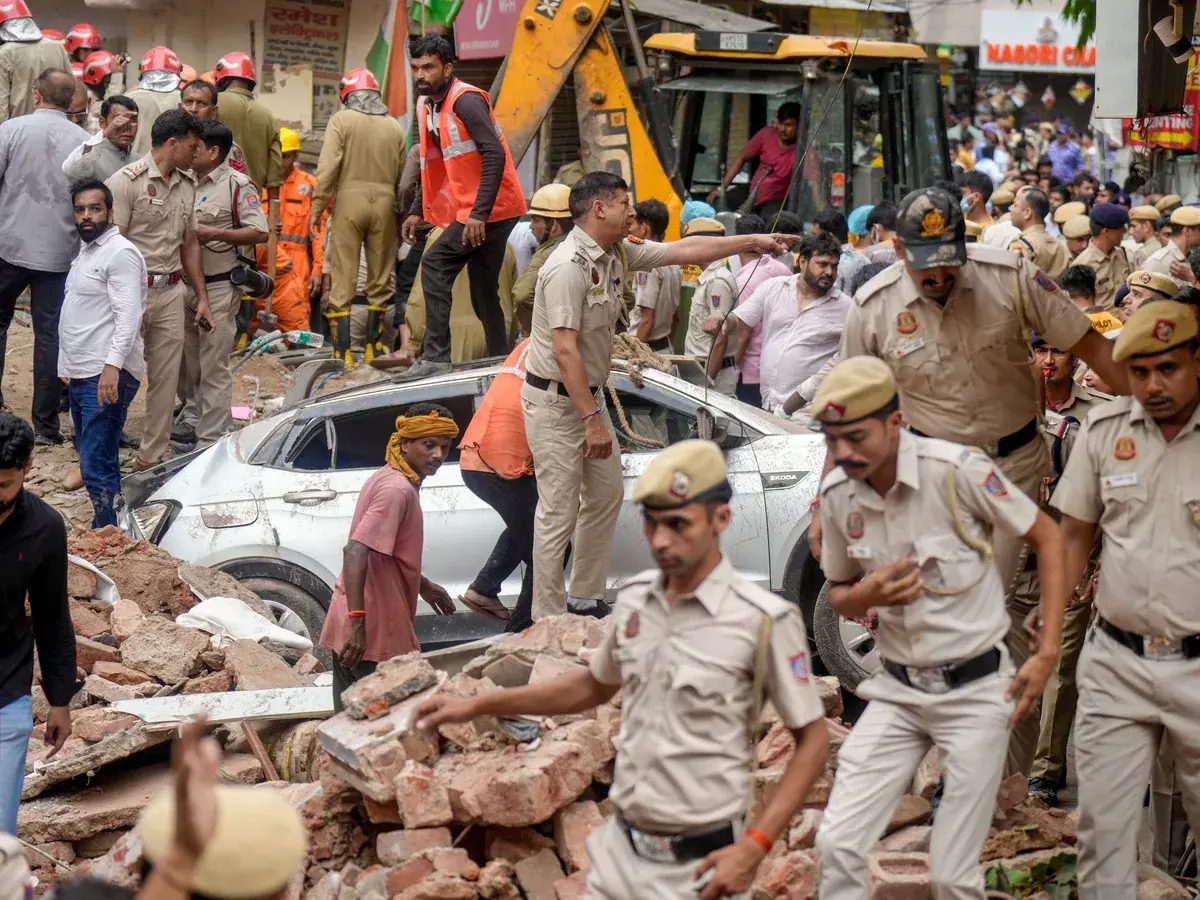 सत्य निकेतन में 5 मंजिला इमारत ढहने का मामला हाईकोर्ट पहुंचा, मालिक के खिलाफ लुकआउट नोटिस; अब तक 7 लोगों की मौत