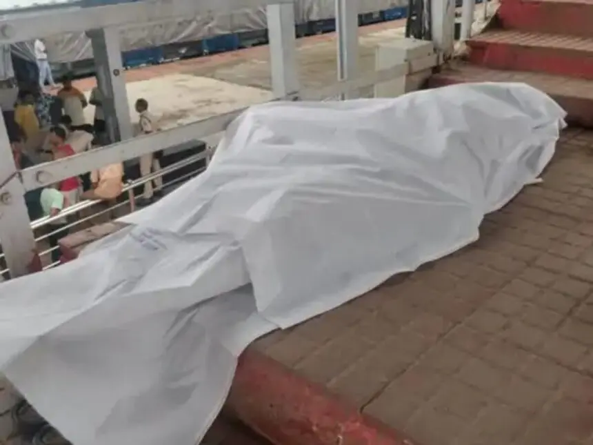 CG NEWS : रेलवे स्टेशन में युवक की संदिग्ध मौत, बैग से 60 हजार रुपए कैश, मोबाइल और पर्स गायब