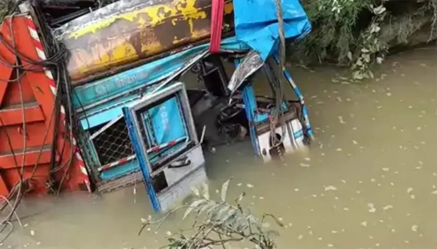 CG NEWS : 60 फीट नीचे नाले में गिरा ट्रक, केबिन में फंसे ड्राइवर की मौत