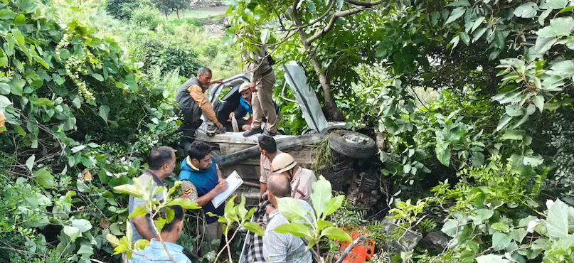 शादी समारोह से लौट रहे थे 5 लोग, खाई में गिरी कार, चार की मौत, एक घायल