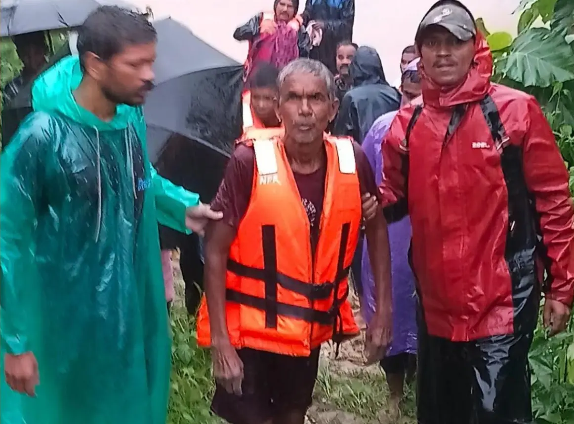 बाढ़ का खतरा: नारायणपुर में माड़ीन नदी के बीच पेड़ पर फंसे ग्रामीण का सफल रेस्क्यू