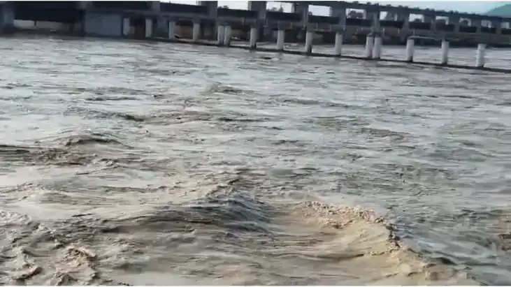BIHAR FLOOD: बिहार में फिर बाढ़ का अलर्ट! नेपाल की बारिश से गंडक उफान पर, कई गांव प्रभावित