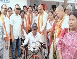बैटरी ट्राइसाइकिल ने आसान की दिनेश की राह, बढ़ी आत्मनिर्भरता
