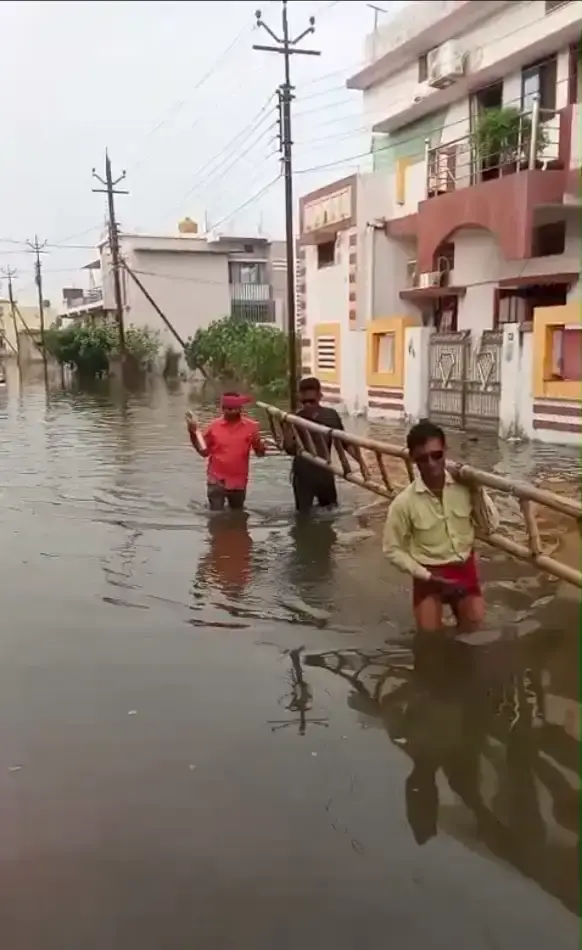 बारिश में बिजली फाल्ट से निपटने दिन-रात जुटा मैदानी अमला, तीन टीमें कर रहीं लाइन सुधार
