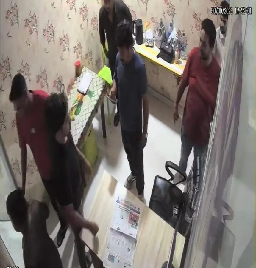 CG NEWS : तीन लाइब्रेरियों में घुसकर छात्र-छात्राओं से मारपीट, महिला कर्मचारी को कट्टा-पिस्तौल की धमकी, CCTV फुटेज आया सामने