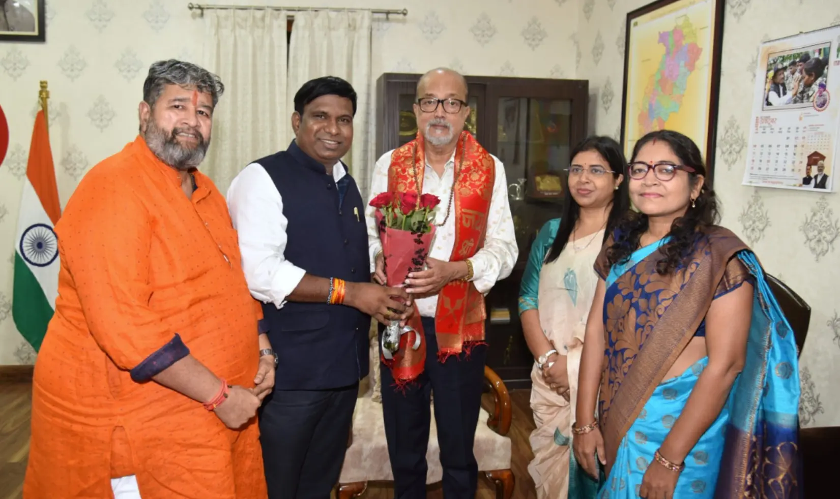 राज्यपाल डेका से कामधेनु विश्वविद्यालय के कार्य परिषद सदस्यों ने की भेंट