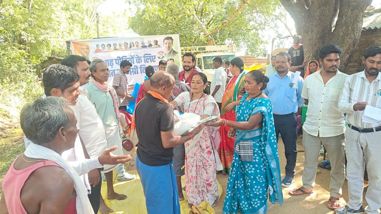 बस्तर के बाढ़ प्रभावितों की मदद के लिए आगे आए सामाजिक संगठन और सहकारी बैंक परिवार