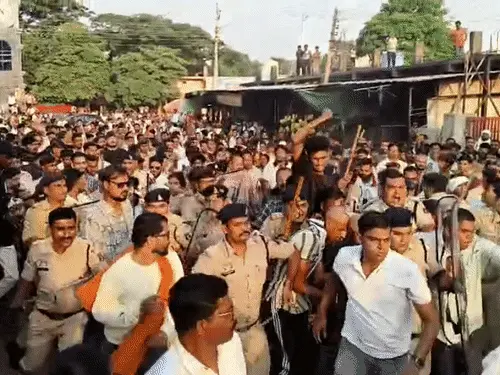 Balod Acid Attack : एसिड अटैक के आरोपियों को फांसी देने की मांग, न्यायालय के गेट पर चढ़ी पीड़िता की बहन, अधिवक्ताओं ने पैरवी करने से किया इनकार