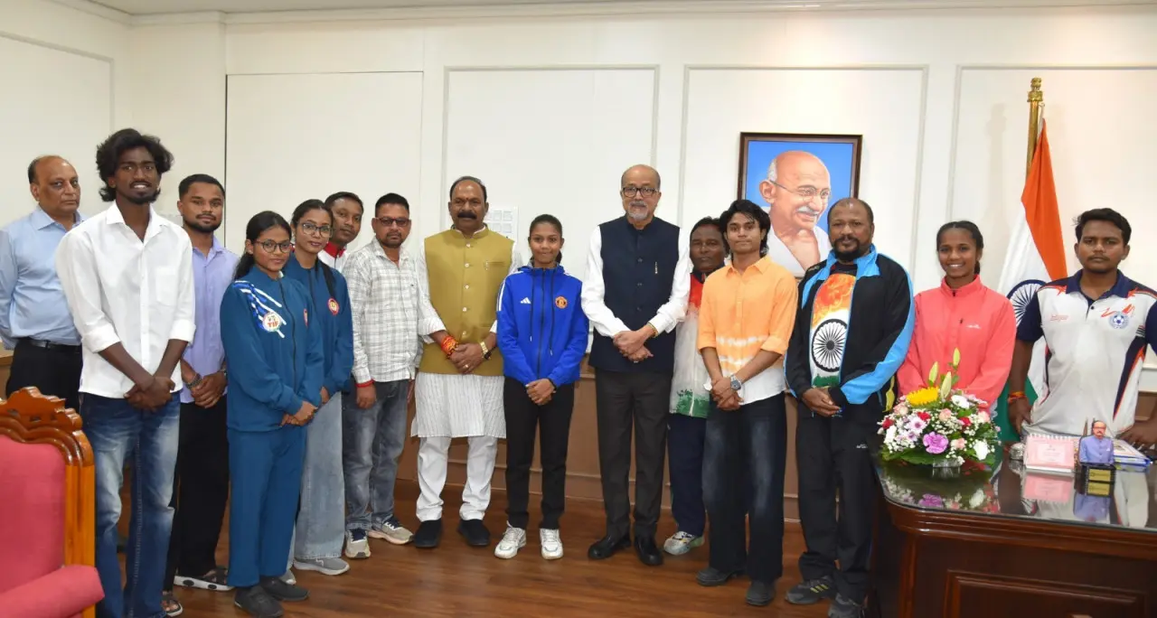 राज्यपाल रमेन डेका से प्रदेश के उत्कृष्ट खिलाड़ियों ने की सौजन्य भेंट….