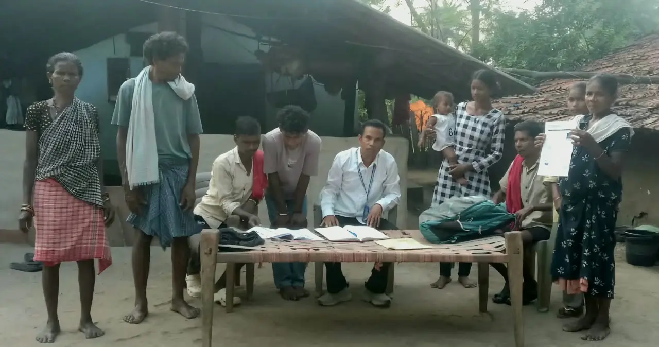 लोकतंत्र को मजबूत बनाने जिला प्रशासन की पहल, अंदरूनी गांवों तक पहुंच रहे बीएलओ