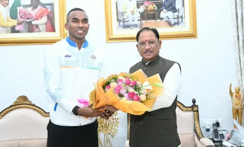 RAIPUR NEWS : एशियन गेम्स में कांस्य पदक जीतने वाले अनिमेष कुजूर से CM साय ने की मुलाकात, कहा – छत्तीसगढ़ को किया गौरवान्वित